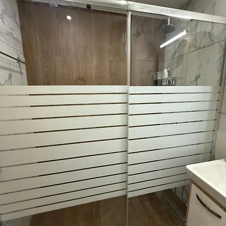 Stylish E61 In Gardens Apartament Boroveț